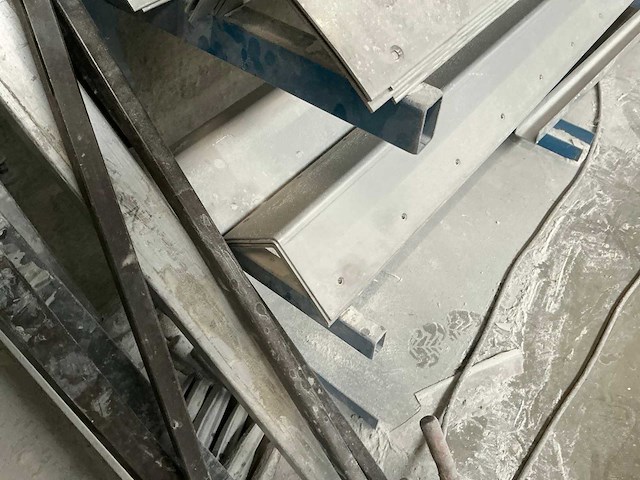 Draagarmstelling met inhoud (4x) - afbeelding 13 van  14