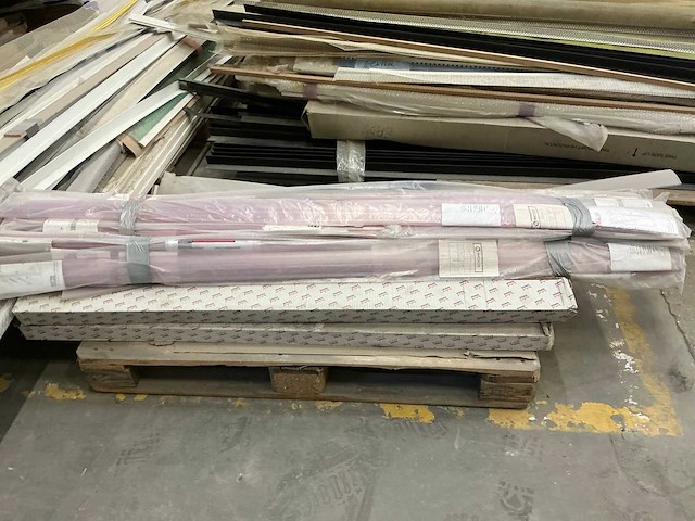 Draagarmstelling met inhoud (7x) - afbeelding 1 van  10