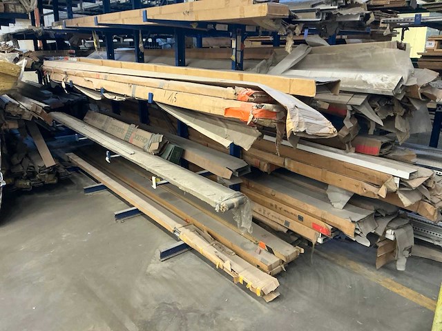 Draagarmstelling met inhoud (7x) - afbeelding 3 van  10