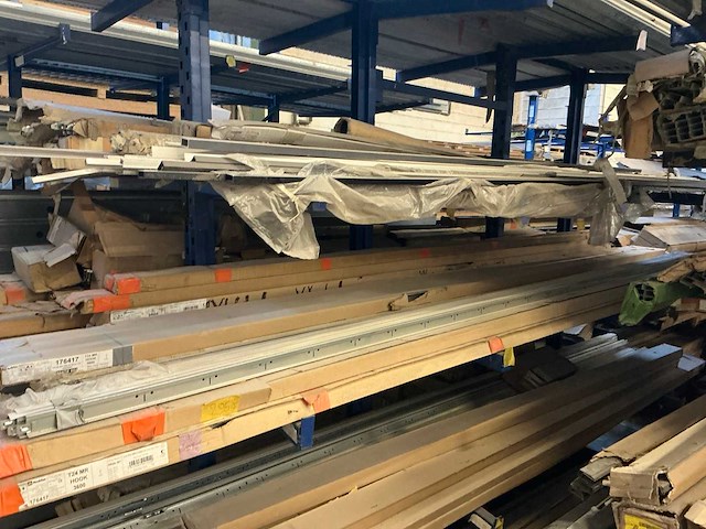 Draagarmstelling met inhoud (7x) - afbeelding 21 van  24