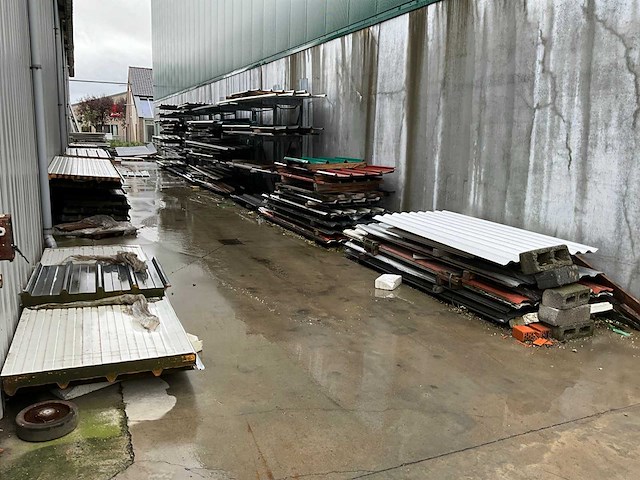 Draagarmstelling met inhoud grote partij isolatiepanelen - afbeelding 1 van  8