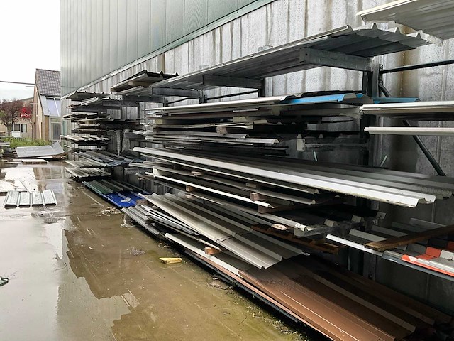 Draagarmstelling met inhoud grote partij isolatiepanelen - afbeelding 2 van  8