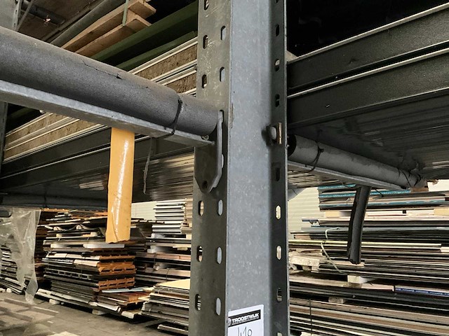 Draagarmstelling met inhoud grote partij isolatiepanelen - afbeelding 2 van  11