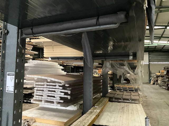 Draagarmstelling met inhoud grote partij isolatiepanelen - afbeelding 3 van  11