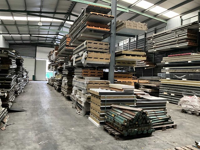 Draagarmstelling met inhoud grote partij isolatiepanelen - afbeelding 1 van  11