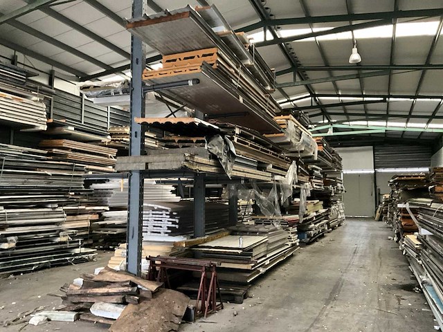 Draagarmstelling met inhoud grote partij isolatiepanelen - afbeelding 5 van  11