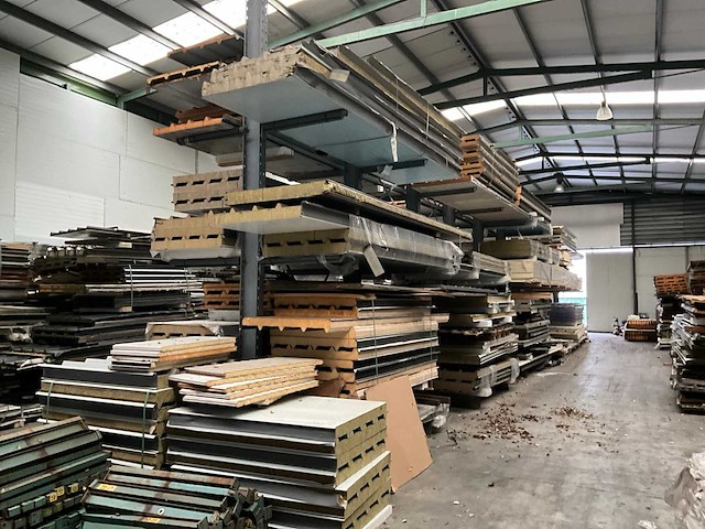 Draagarmstelling met inhoud grote partij isolatiepanelen - afbeelding 6 van  11