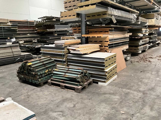 Draagarmstelling met inhoud grote partij isolatiepanelen - afbeelding 7 van  11