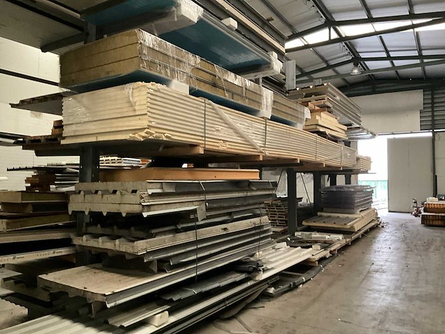 Draagarmstelling met inhoud grote partij isolatiepanelen - afbeelding 8 van  11