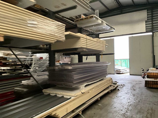 Draagarmstelling met inhoud grote partij isolatiepanelen - afbeelding 9 van  11