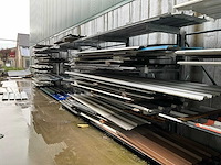 Draagarmstelling met inhoud grote partij isolatiepanelen - afbeelding 2 van  8