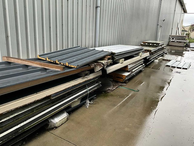 Draagarmstelling met inhoud grote partij isolatiepanelen - afbeelding 3 van  8