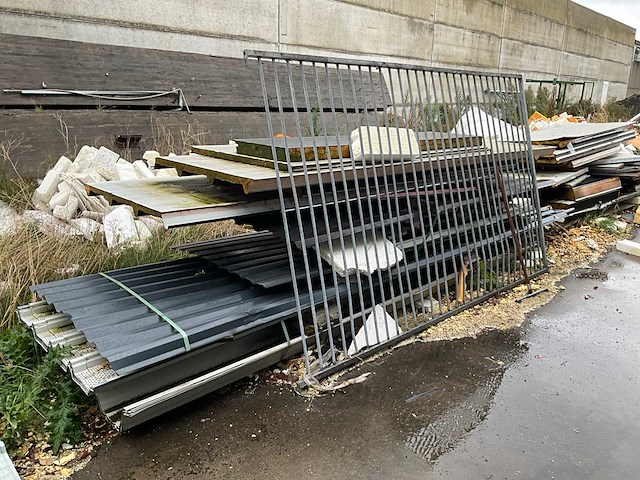 Draagarmstelling met inhoud grote partij isolatiepanelen - afbeelding 6 van  8