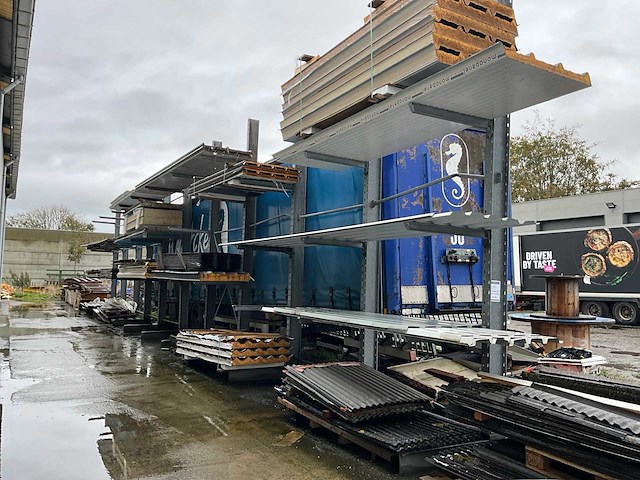 Draagarmstelling met inhoud grote partij isolatiepanelen - afbeelding 1 van  9