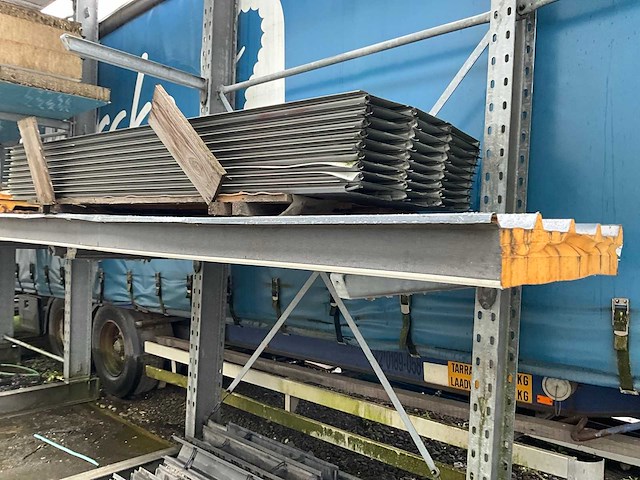 Draagarmstelling met inhoud grote partij isolatiepanelen - afbeelding 5 van  9