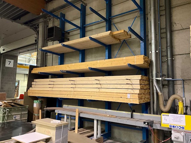 Draagarmstelling met inhoud houtvoorraad - afbeelding 2 van  4