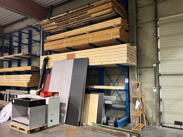 Draagarmstelling met inhoud houtvoorraad - afbeelding 1 van  4