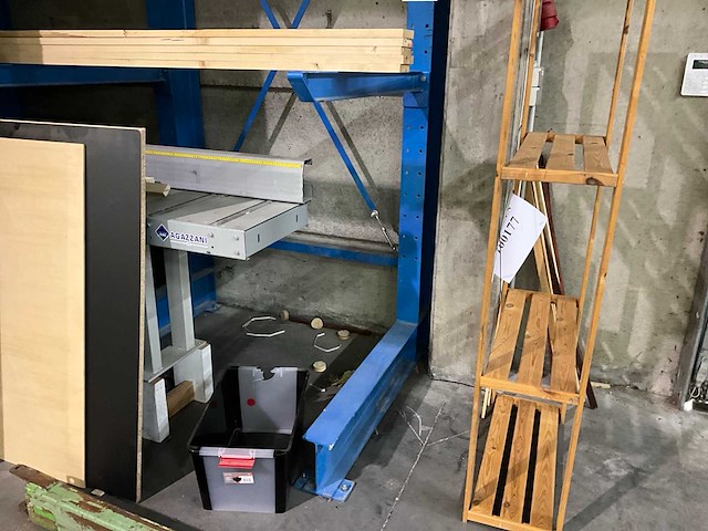 Draagarmstelling met inhoud houtvoorraad - afbeelding 2 van  4