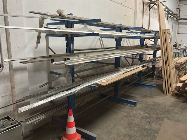 Draagarmstelling met inhoud - afbeelding 1 van  5