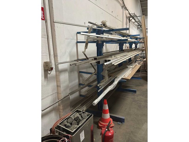 Draagarmstelling met inhoud - afbeelding 2 van  5