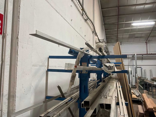 Draagarmstelling met inhoud - afbeelding 4 van  5