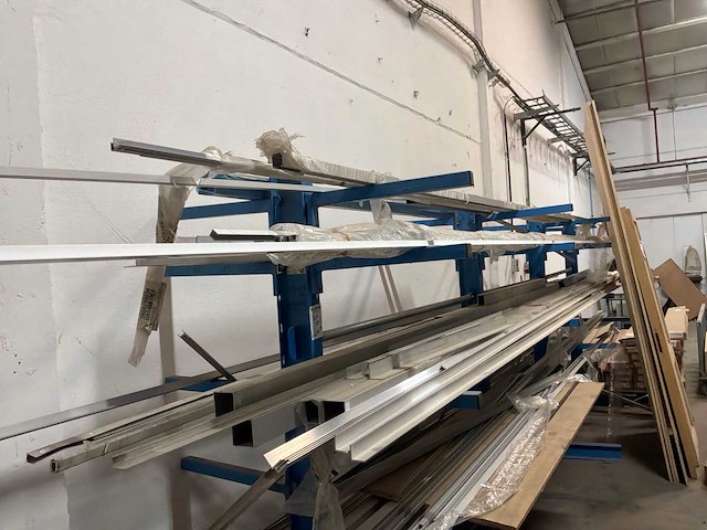 Draagarmstelling met inhoud - afbeelding 5 van  5