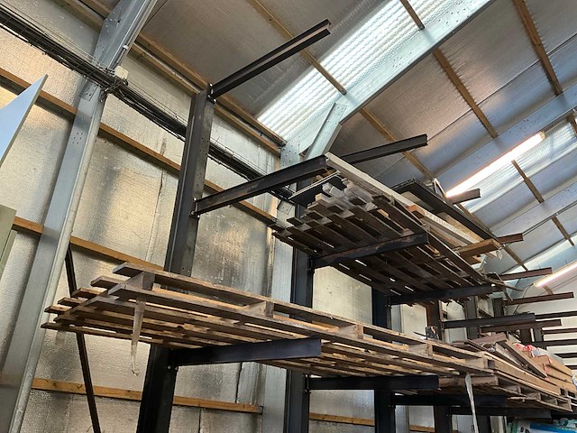 Draagarmstelling met inhoud - afbeelding 2 van  4