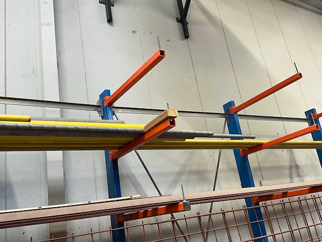 Draagarmstelling met inhoud - afbeelding 6 van  9