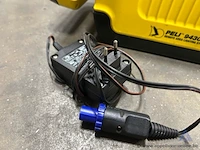 Draagbaar verlichtingssysteem peli 9430 rals, inclusief lader. werking niet gekend. - afbeelding 4 van  4