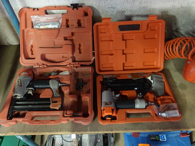 Draagbare compressor paslode + 2x pneumatische nagelschieter - afbeelding 6 van  8