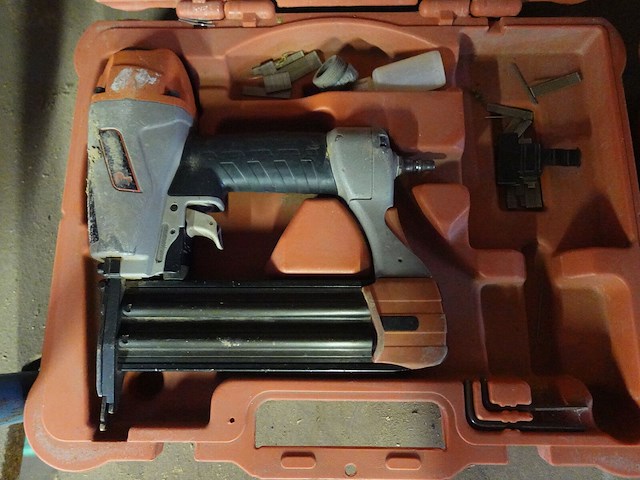 Draagbare compressor paslode + 2x pneumatische nagelschieter - afbeelding 8 van  8