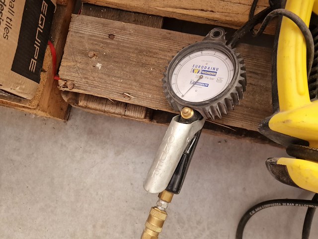 Draagbare compressor powerplus - afbeelding 2 van  4
