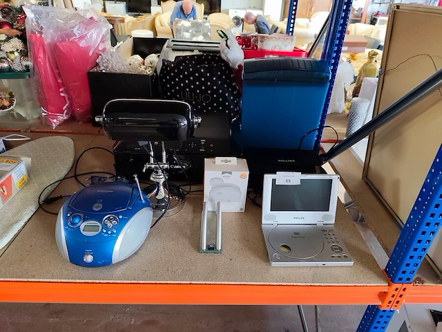 Draagbare dvd speler philips met draagtas, 2 rookmelders elro, draagbare radio/cd speler grundig, vintage bureellamp zwart verchroomd, zwarte all-in-one inkjetprinter canon pixma mg5750 - afbeelding 1 van  7