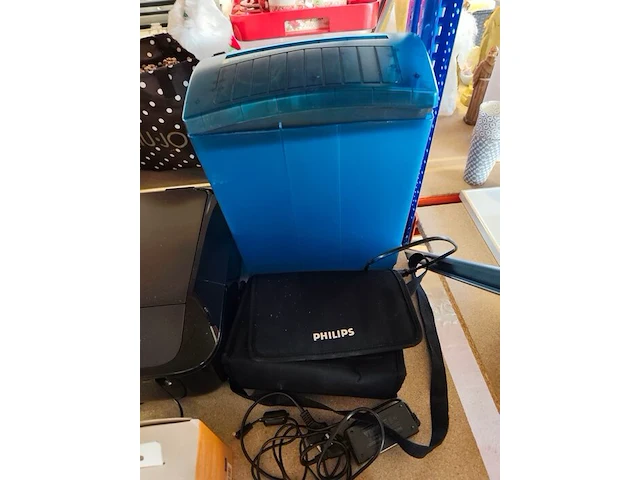 Draagbare dvd speler philips met draagtas, 2 rookmelders elro, draagbare radio/cd speler grundig, vintage bureellamp zwart verchroomd, zwarte all-in-one inkjetprinter canon pixma mg5750 - afbeelding 3 van  7