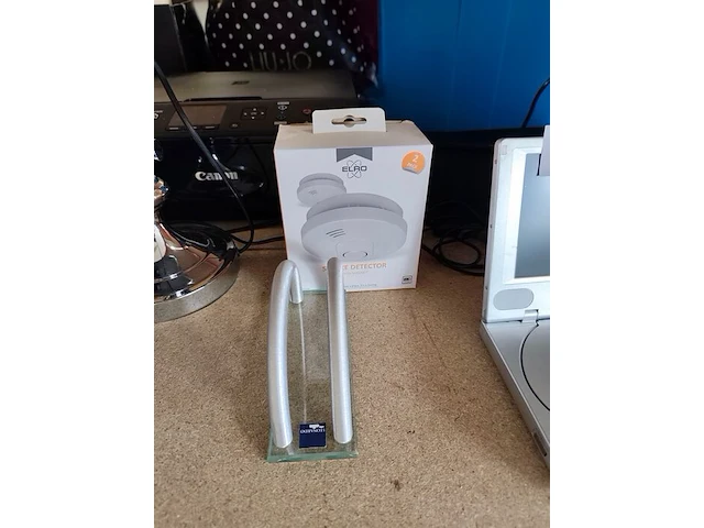 Draagbare dvd speler philips met draagtas, 2 rookmelders elro, draagbare radio/cd speler grundig, vintage bureellamp zwart verchroomd, zwarte all-in-one inkjetprinter canon pixma mg5750 - afbeelding 4 van  7