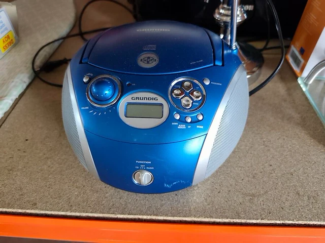 Draagbare dvd speler philips met draagtas, 2 rookmelders elro, draagbare radio/cd speler grundig, vintage bureellamp zwart verchroomd, zwarte all-in-one inkjetprinter canon pixma mg5750 - afbeelding 5 van  7