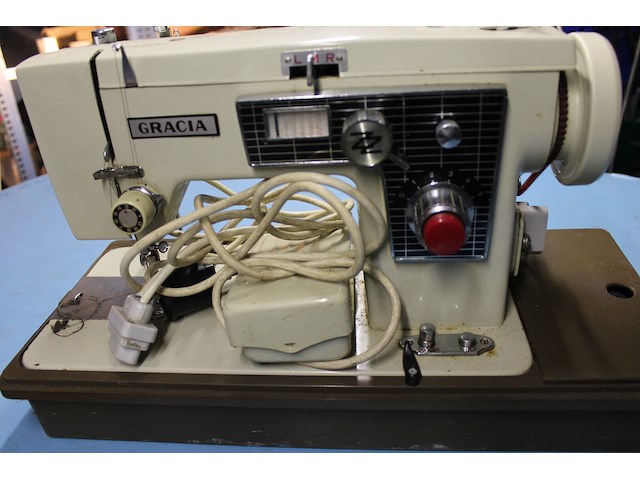 Draagbare naaimachine - afbeelding 1 van  2