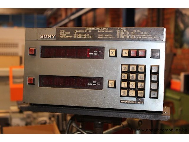 Draaibank, cmt ursus-225, serienummer cmt 8329, met sony magnescale lm10 digitale uitlezing, werking niet gekend - afbeelding 2 van  6