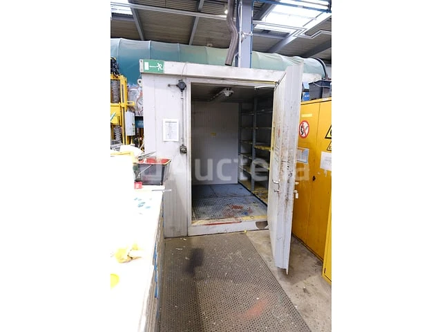 Draaibank, pers, bolters, compressor, stapelbare metalen bakken