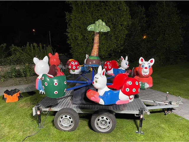 Draaimolen op aanhangwagen - afbeelding 1 van  12