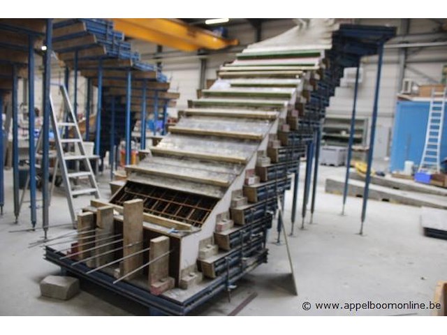 Draaitrappenmal construx combicaster, best. uit 16 treden afm 1000x1800, 1 basistafel 1500x1800 en 16 schoren - afbeelding 1 van  5