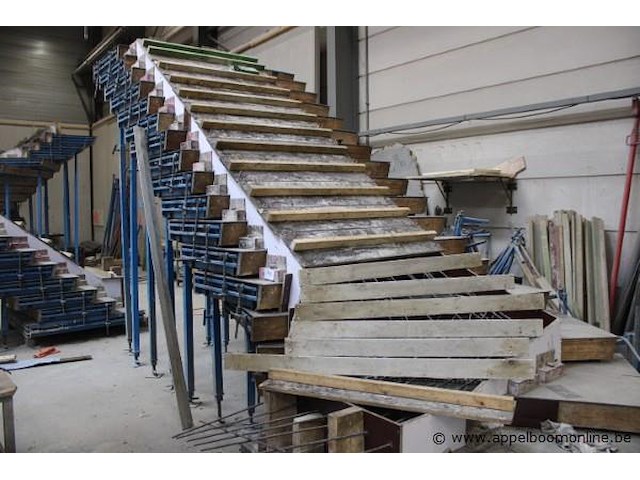 Draaitrappenmal construx combicaster, best. uit 17 treden afm 1000x1800, 1 basistafel 1500x1800 en 20 schoren - afbeelding 1 van  4