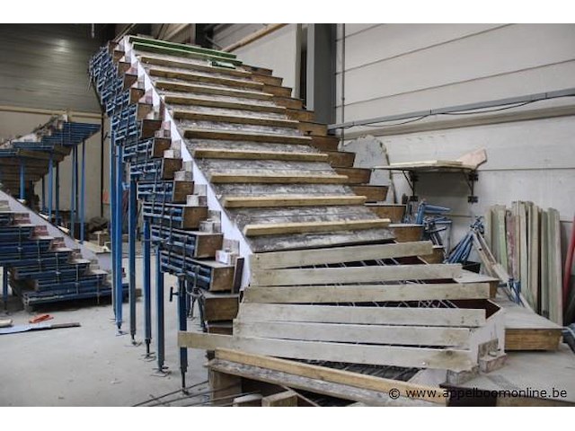 Draaitrappenmal construx combicaster, best. uit 17 treden afm 1000x1800, 1 basistafel 1500x1800 en 20 schoren - afbeelding 2 van  4