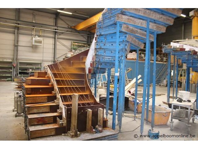 Draaitrappenmal construx combicaster, best. uit 18 treden afm 1000x1800, 1 basistafel 1500x1800 en 20 schoren - afbeelding 1 van  4