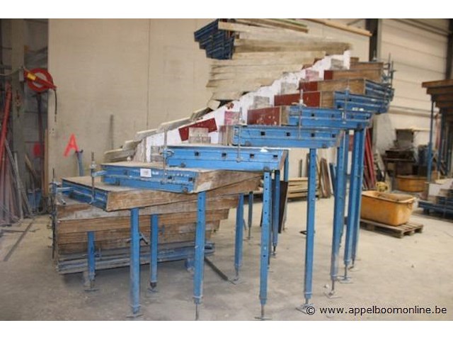 Draaitrappenmal construx combicaster, best. uit 18 treden afm 1000x1800, 1 basistafel 1500x1800 en 20 schoren - afbeelding 1 van  5