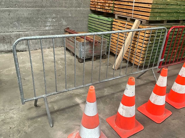 Dranghekkens en gevaren/verkeerskegels - afbeelding 2 van  5