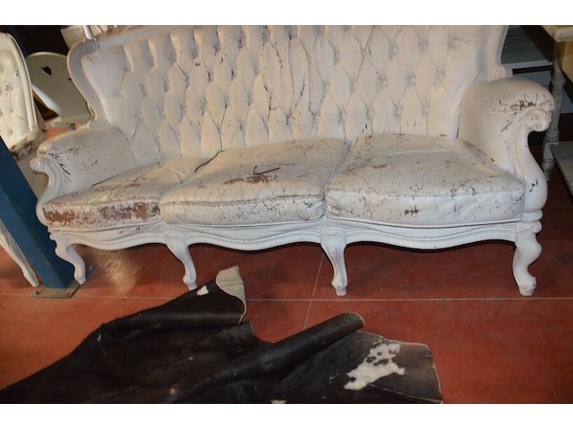 Driezit en clubzetel hout met lederen bekleding (wit geverfd), vloerkleed koeienhuid - afbeelding 2 van  11