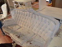 Driezit en clubzetel hout met lederen bekleding (wit geverfd), vloerkleed koeienhuid - afbeelding 3 van  11