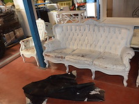 Driezit en clubzetel hout met lederen bekleding (wit geverfd), vloerkleed koeienhuid