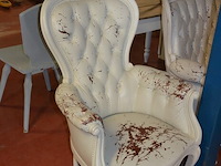 Driezit en clubzetel hout met lederen bekleding (wit geverfd), vloerkleed koeienhuid - afbeelding 8 van  11